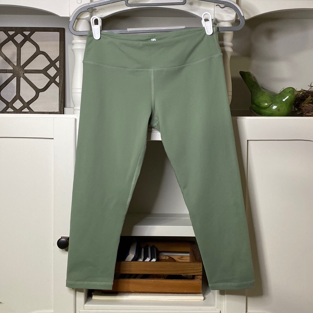 BuffBunny green cropped leggings size medium.